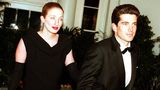 John F. Kennedy Jr. neben seiner Frau Carolyn Bessette Kennedy anlässlich eines Dinners im Weißen Haus in Washington DC
