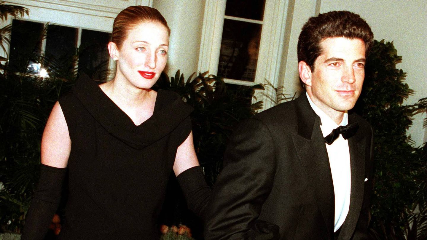 John F. Kennedy Jr. neben seiner Frau Carolyn Bessette Kennedy anlässlich eines Dinners im Weißen Haus in Washington DC