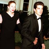 John F. Kennedy Jr. neben seiner Frau Carolyn Bessette Kennedy anlässlich eines Dinners im Weißen Haus in Washington DC