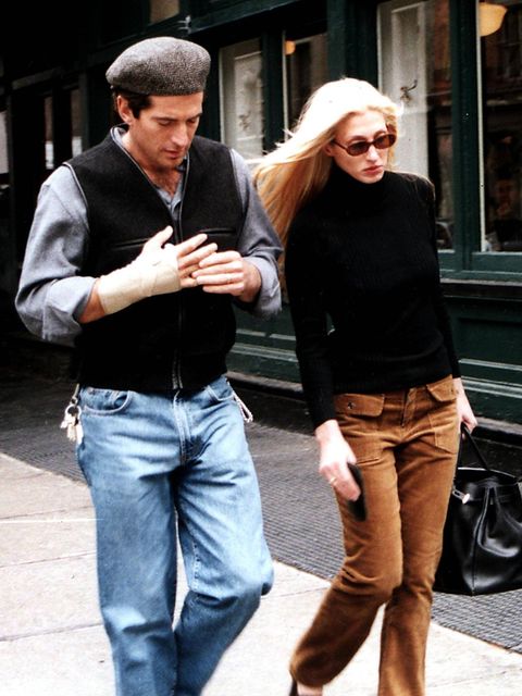 John F. Kennedy Jr. schlendert im Lässig-Look zusammen mit seiner Ehefrau im Mai 1999 durch New York