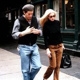 John F. Kennedy Jr. schlendert im Lässig-Look zusammen mit seiner Ehefrau im Mai 1999 durch New York