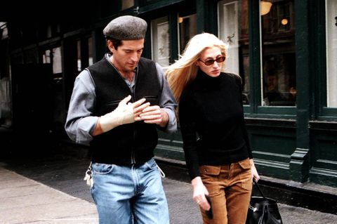 John F. Kennedy Jr. schlendert im Lässig-Look zusammen mit seiner Ehefrau im Mai 1999 durch New York