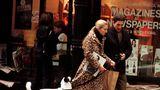 Das Ehepaar 1997 auf Shopping-Tour mit ihrem Hund Friday
