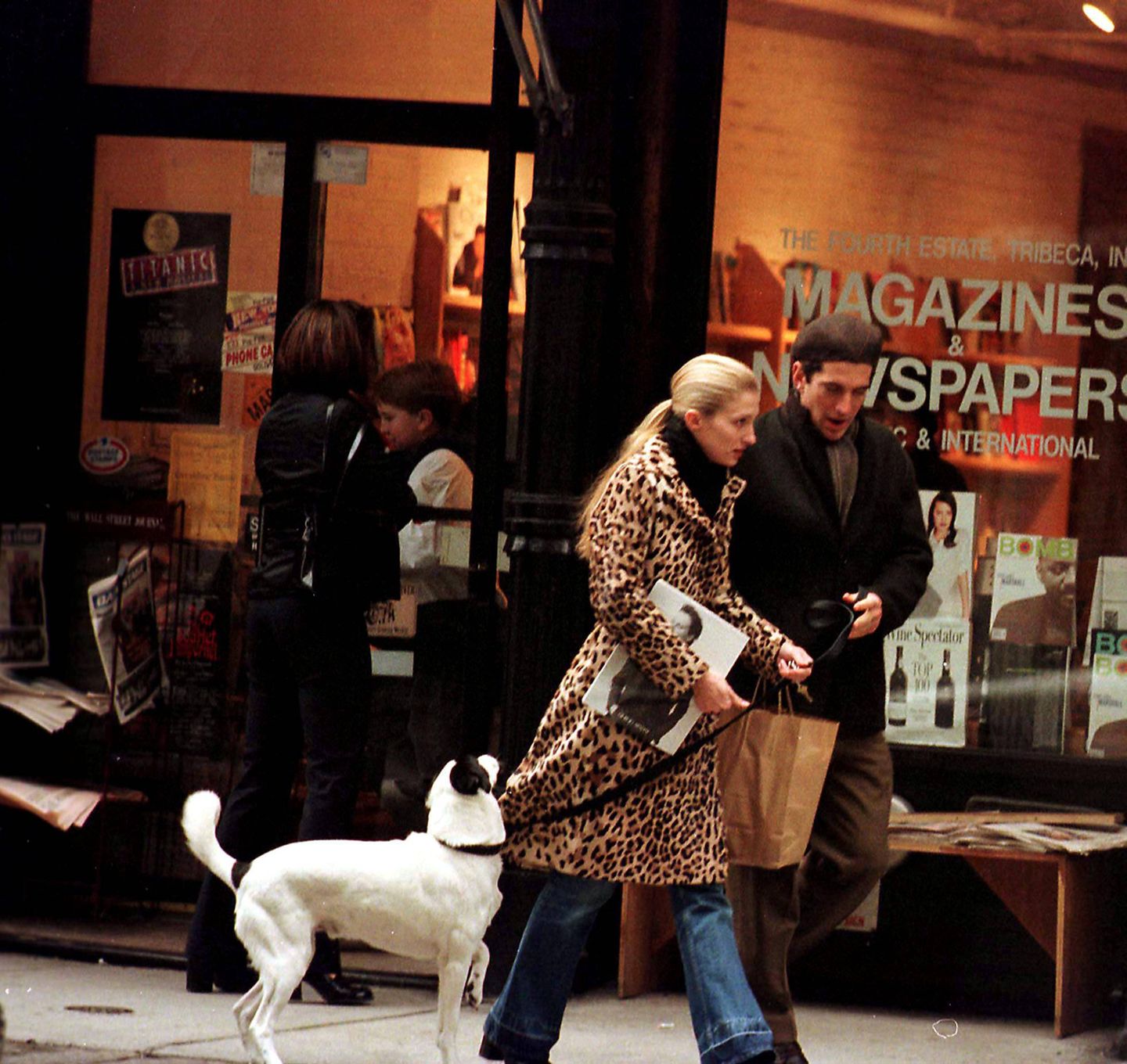 Das Ehepaar 1997 auf Shopping-Tour mit ihrem Hund Friday