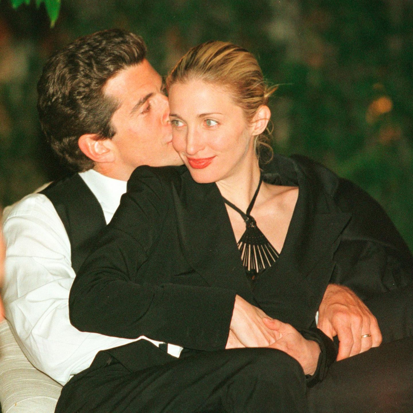 John F. Kennedy Jr. und Carolyn Bessette in inniger Pose