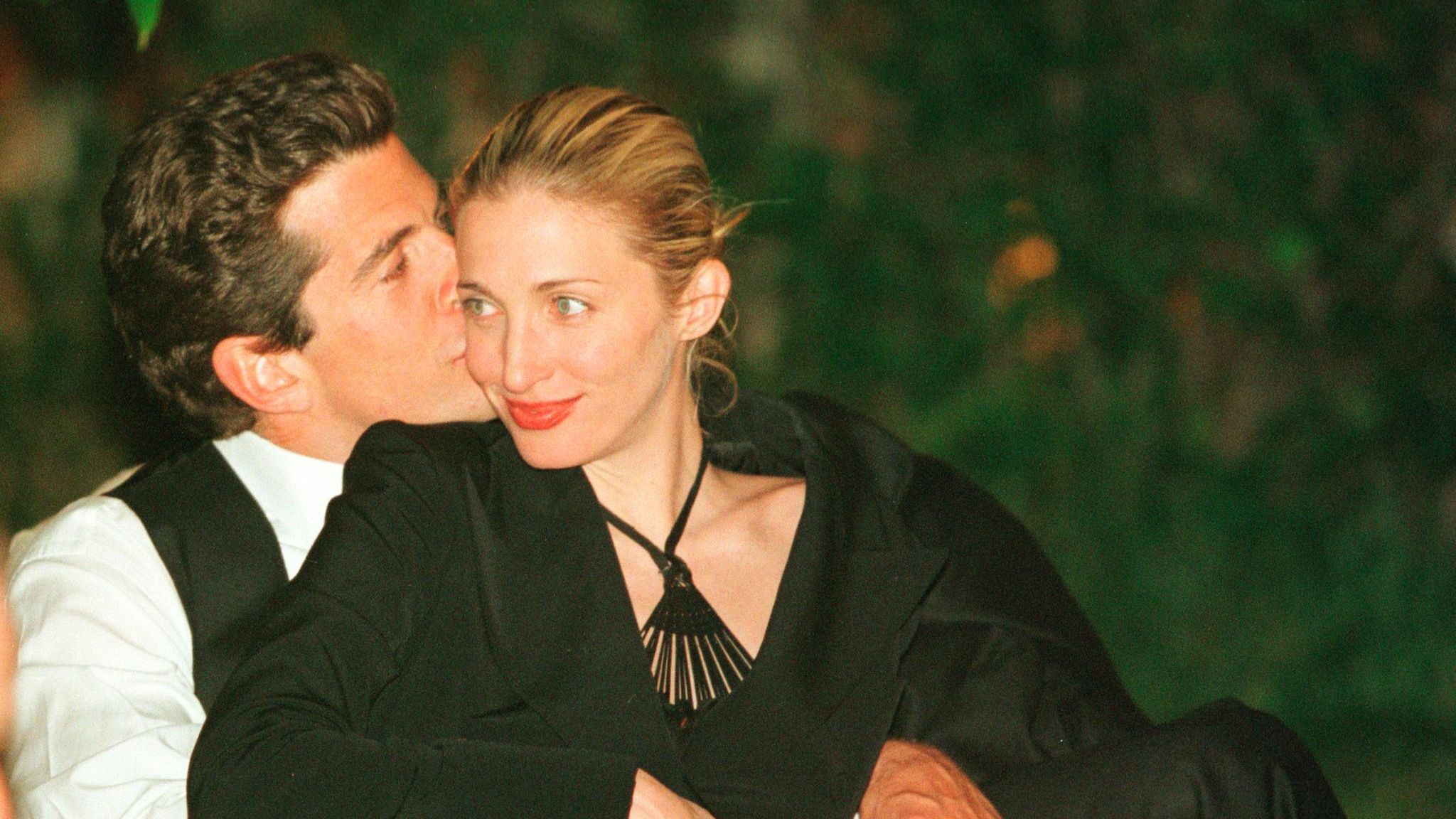John F. Kennedy Jr. und Carolyn Bessette in inniger Pose