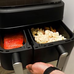 Airfryer im Angebot Mann bedient Airfryer