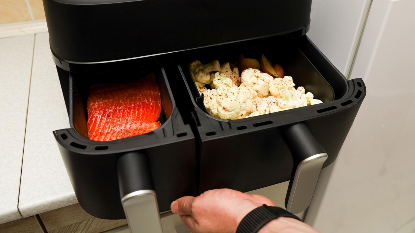 Airfryer im Angebot Mann bedient Airfryer