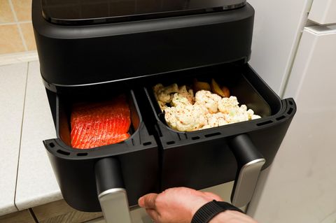 Airfryer im Angebot Mann bedient Airfryer