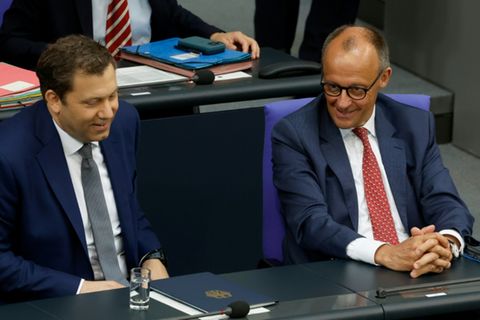 Klingbeil (l.) und Merz im Bundestag