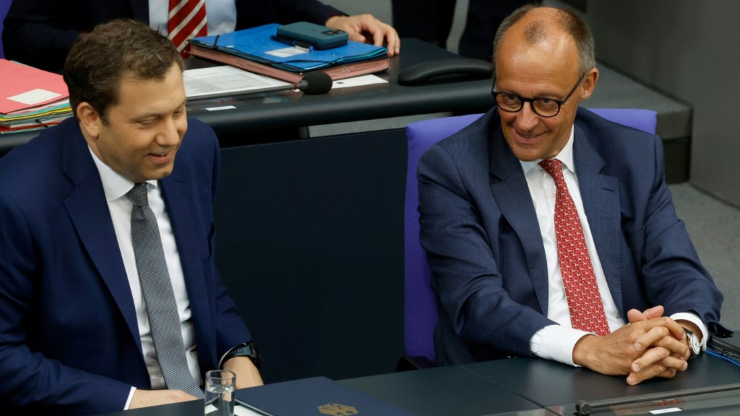Klingbeil (l.) und Merz im Bundestag