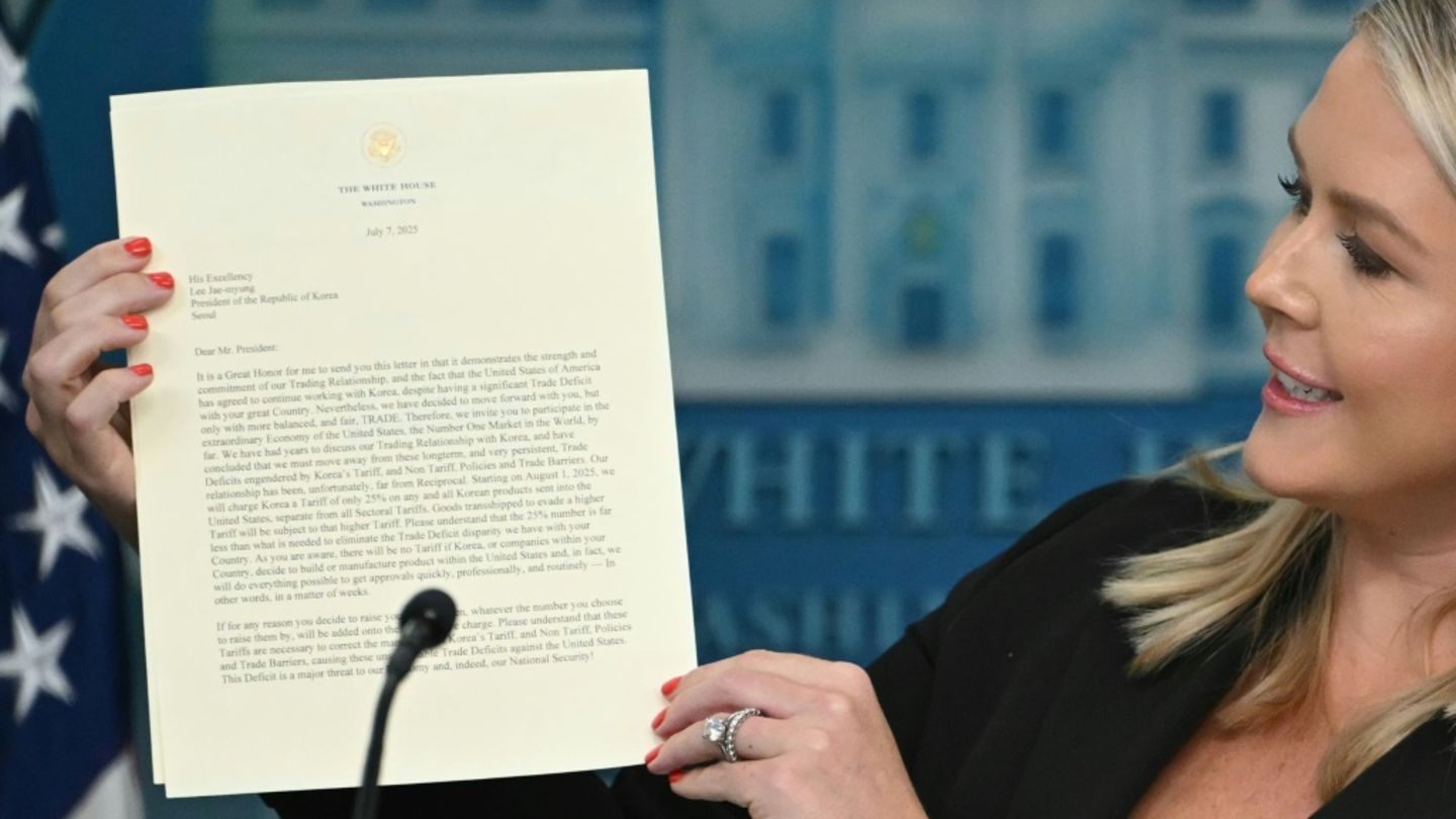 Weißes-Haus-Sprecherin Leavitt mit Zollbrief an Südkorea