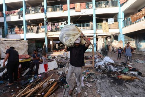 Bei Angriff beschädigte Notunterkunft im Gazastreifen