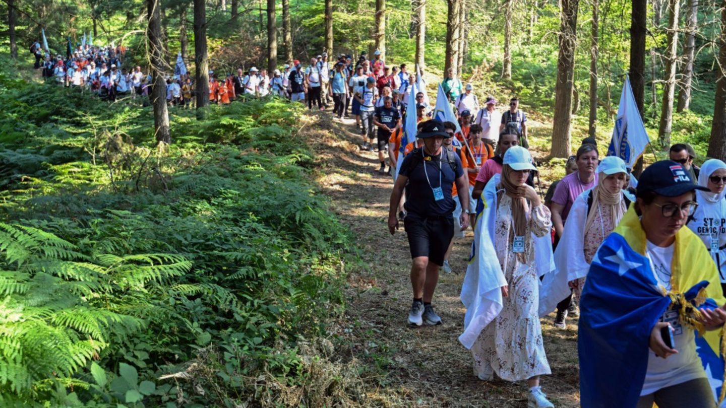 Teilnehmer des Marsches in Erinnerung an das Massaker von Srebrenica