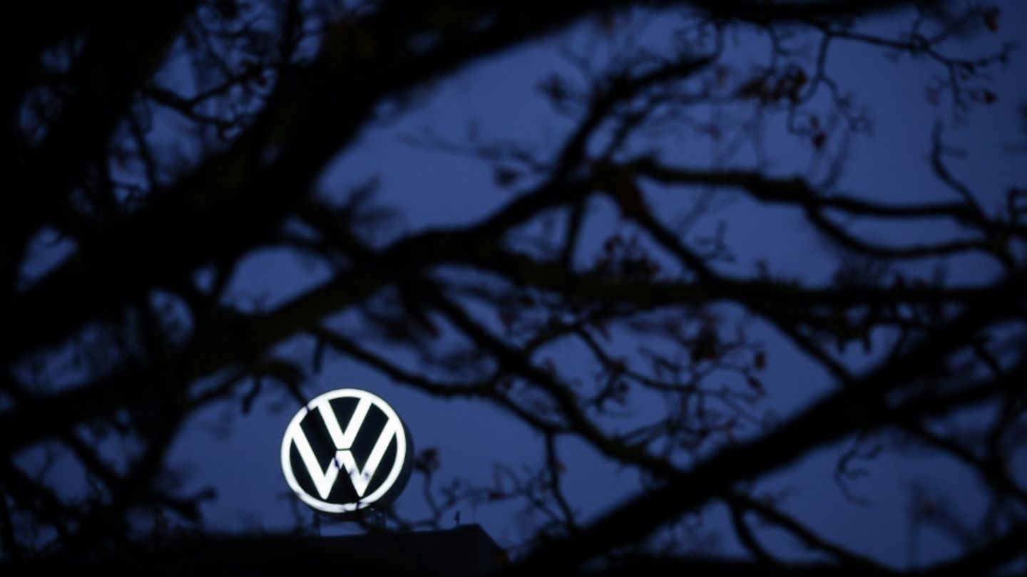 Volkswagen-Logo am Stammsitz in Wolfsburg