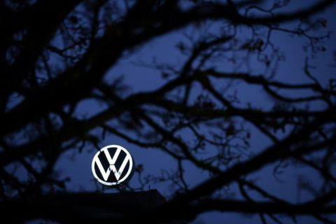 Volkswagen-Logo am Stammsitz in Wolfsburg