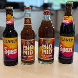 Berentzen argumentiert: Diese farbenfrohe Gestaltung komme bei Cola-Mix-Getränken häufig vor. Es sei abwegig, dass der Verbraucher im Supermarkt wegen Farben und Formen auf die Idee komme, dass Mio Mio mit Paulaner zusammengehöre. Zudem habe man nun mal Kreise und keine Wellen auf seiner Flasche abgebildet. Der Ausgang des Rechtsstreits ist knapp einen Monat vor dem Ende relativ offen. "Es kann so oder so ausgehen", sagte der Vorsitzende Richter Anfang Juli. So banal die ganze Sache wirkt: Der Streitwert liegt bei einer Viertelmillion Euro. Anfang August wird entschieden, wer Recht bekommt.