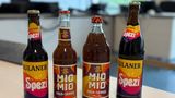 Berentzen argumentiert: Diese farbenfrohe Gestaltung komme bei Cola-Mix-Getränken häufig vor. Es sei abwegig, dass der Verbraucher im Supermarkt wegen Farben und Formen auf die Idee komme, dass Mio Mio mit Paulaner zusammengehöre. Zudem habe man nun mal Kreise und keine Wellen auf seiner Flasche abgebildet. Der Ausgang des Rechtsstreits ist knapp einen Monat vor dem Ende relativ offen. "Es kann so oder so ausgehen", sagte der Vorsitzende Richter Anfang Juli. So banal die ganze Sache wirkt: Der Streitwert liegt bei einer Viertelmillion Euro. Anfang August wird entschieden, wer Recht bekommt.