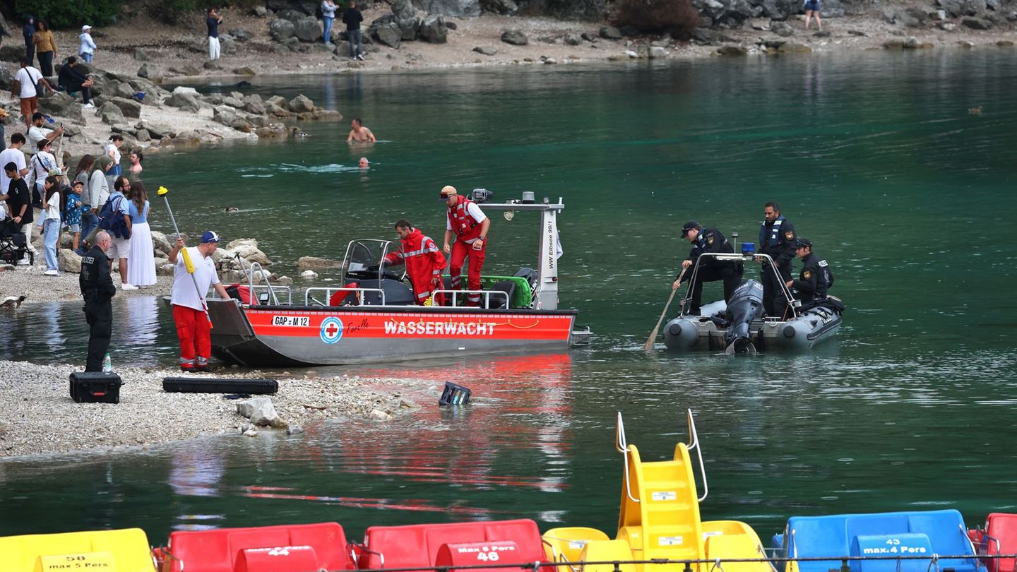 Der Junge war laut der Polizei im Eibsee vom Boot ins Wasser gefallen. Der Vater hatte versucht, ihn zu retten