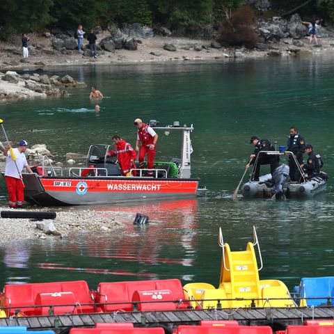 Der Junge war laut der Polizei im Eibsee vom Boot ins Wasser gefallen. Der Vater hatte versucht, ihn zu retten