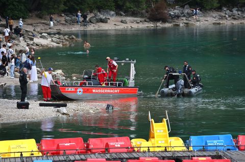 Der Junge war laut der Polizei im Eibsee vom Boot ins Wasser gefallen. Der Vater hatte versucht, ihn zu retten