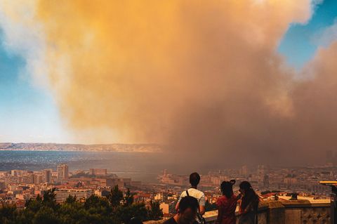 Von einer Aussichtsplattform lässt sich der dichte Rauch über Marseille beobachten