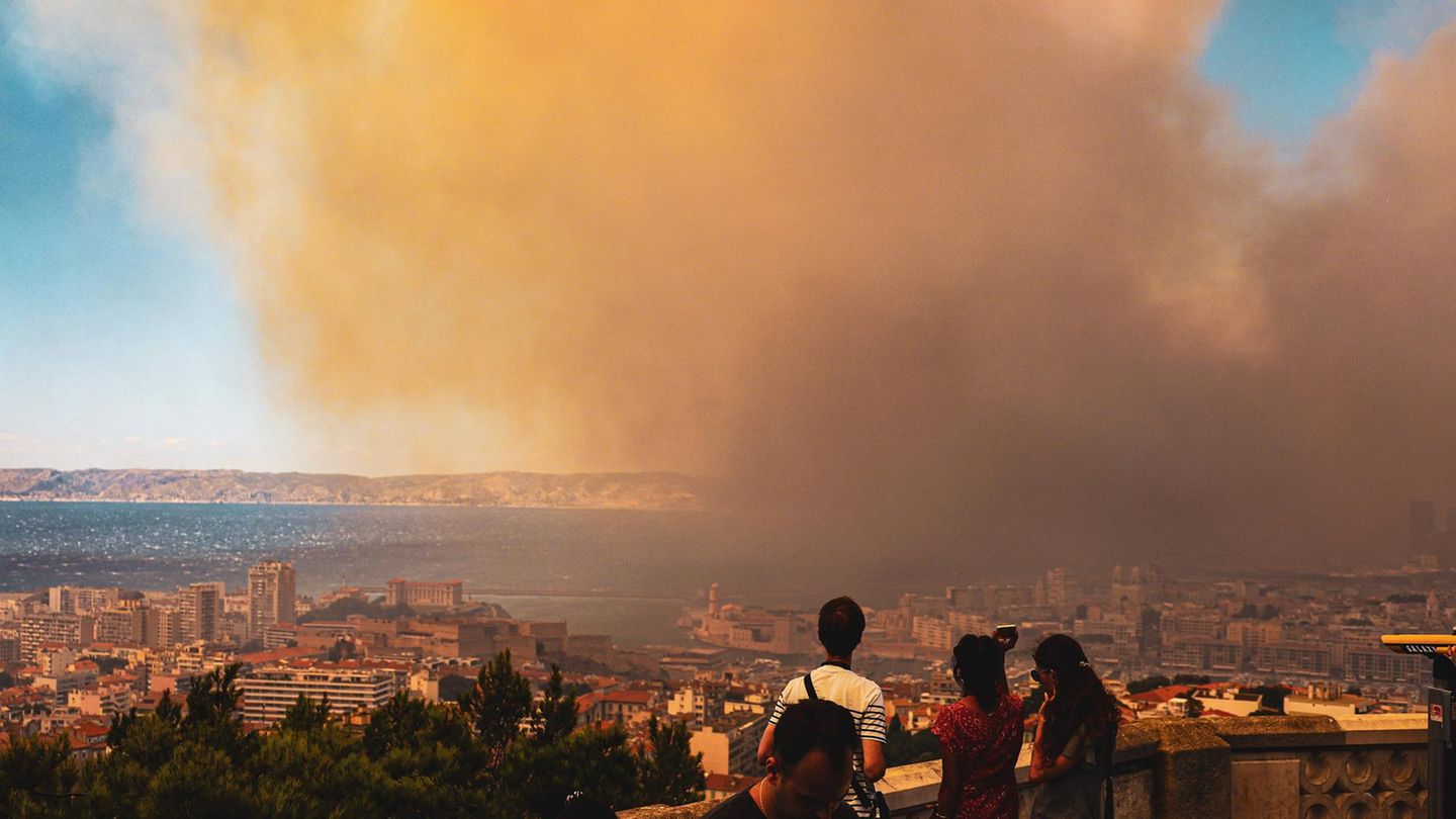 Von einer Aussichtsplattform lässt sich der dichte Rauch über Marseille beobachten