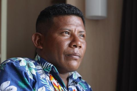 Manuel Ranoque nach der Rettung seiner Kinder aus dem Amazonas-Regenwald