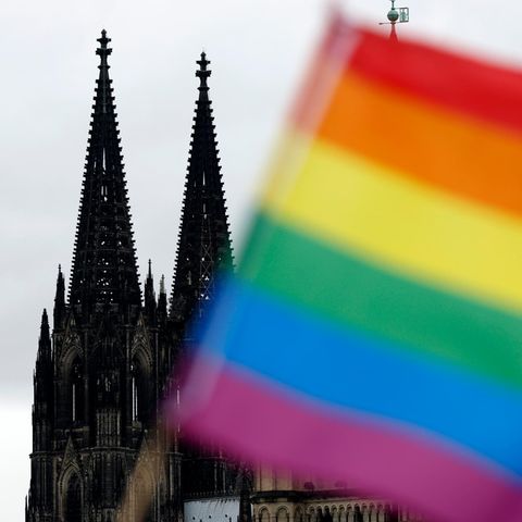 Erst vor Kurzem schwenkten Protestierende beim Christopher Street Day (CSD) in Köln die Regenbogenfahnen