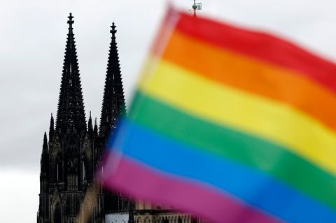 Erst vor Kurzem schwenkten Protestierende beim Christopher Street Day (CSD) in Köln die Regenbogenfahnen