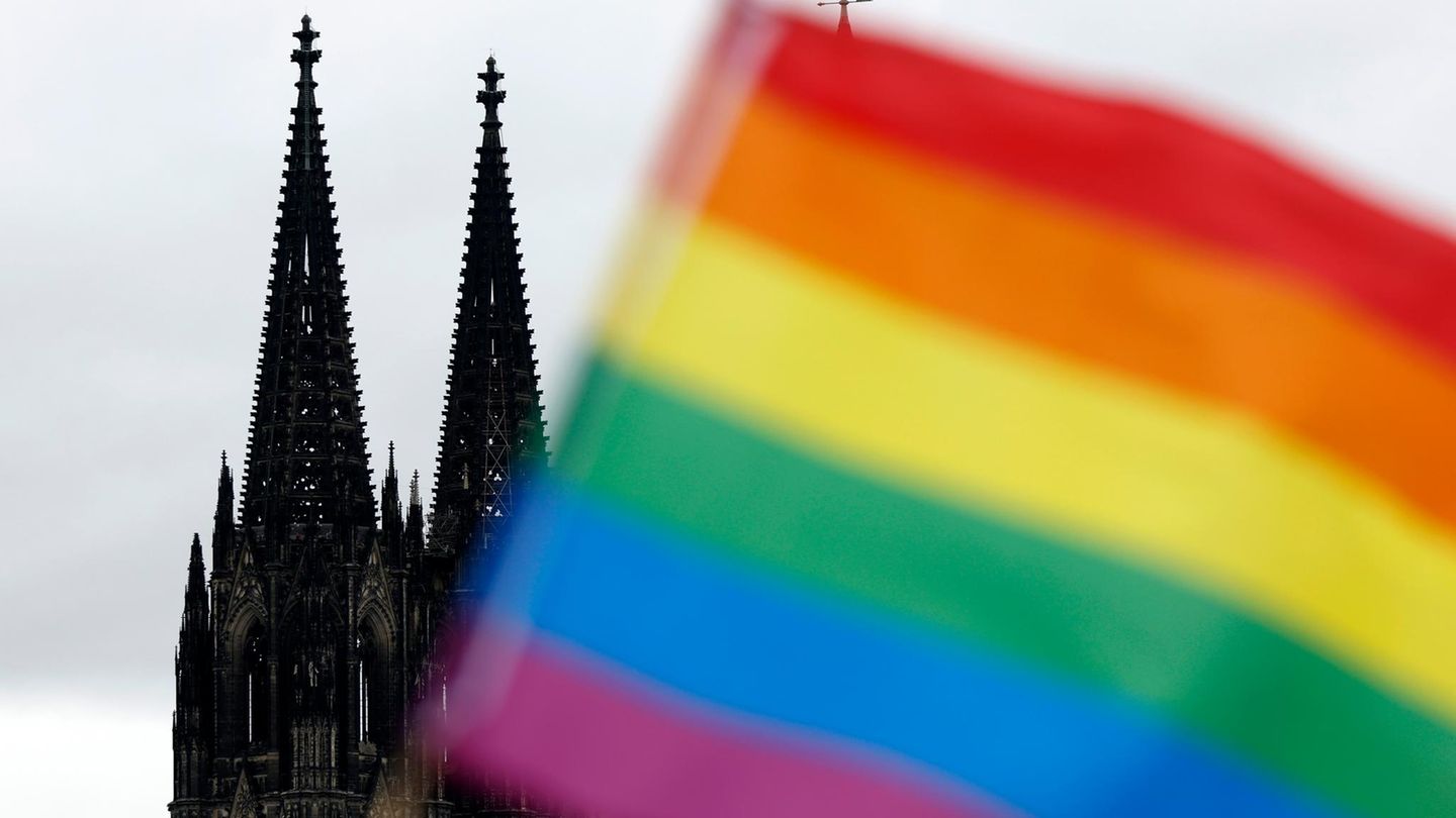 Erst vor Kurzem schwenkten Protestierende beim Christopher Street Day (CSD) in Köln die Regenbogenfahnen