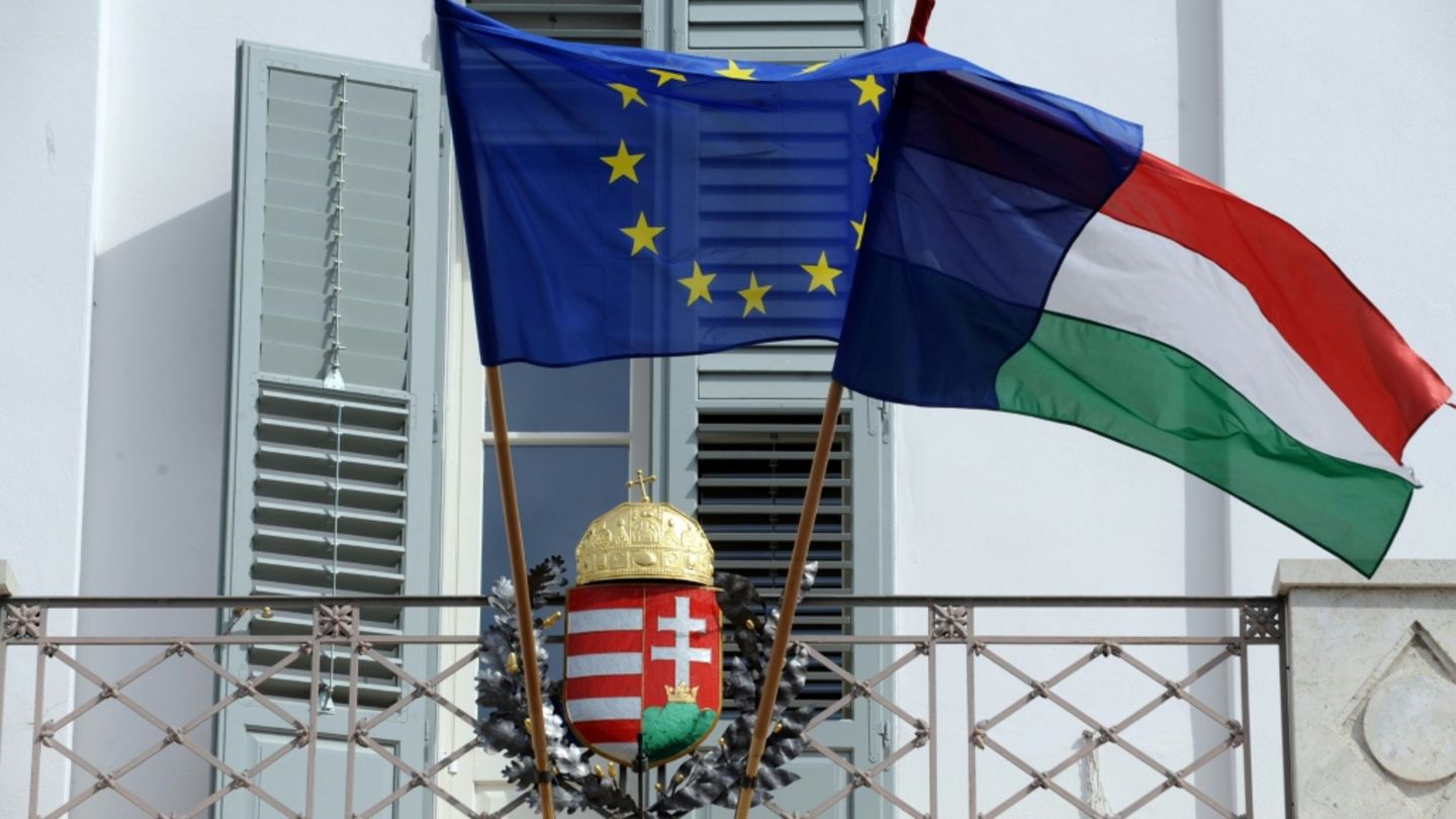 Flagge der EU und Ungarns