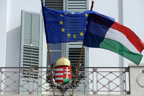 Flagge der EU und Ungarns