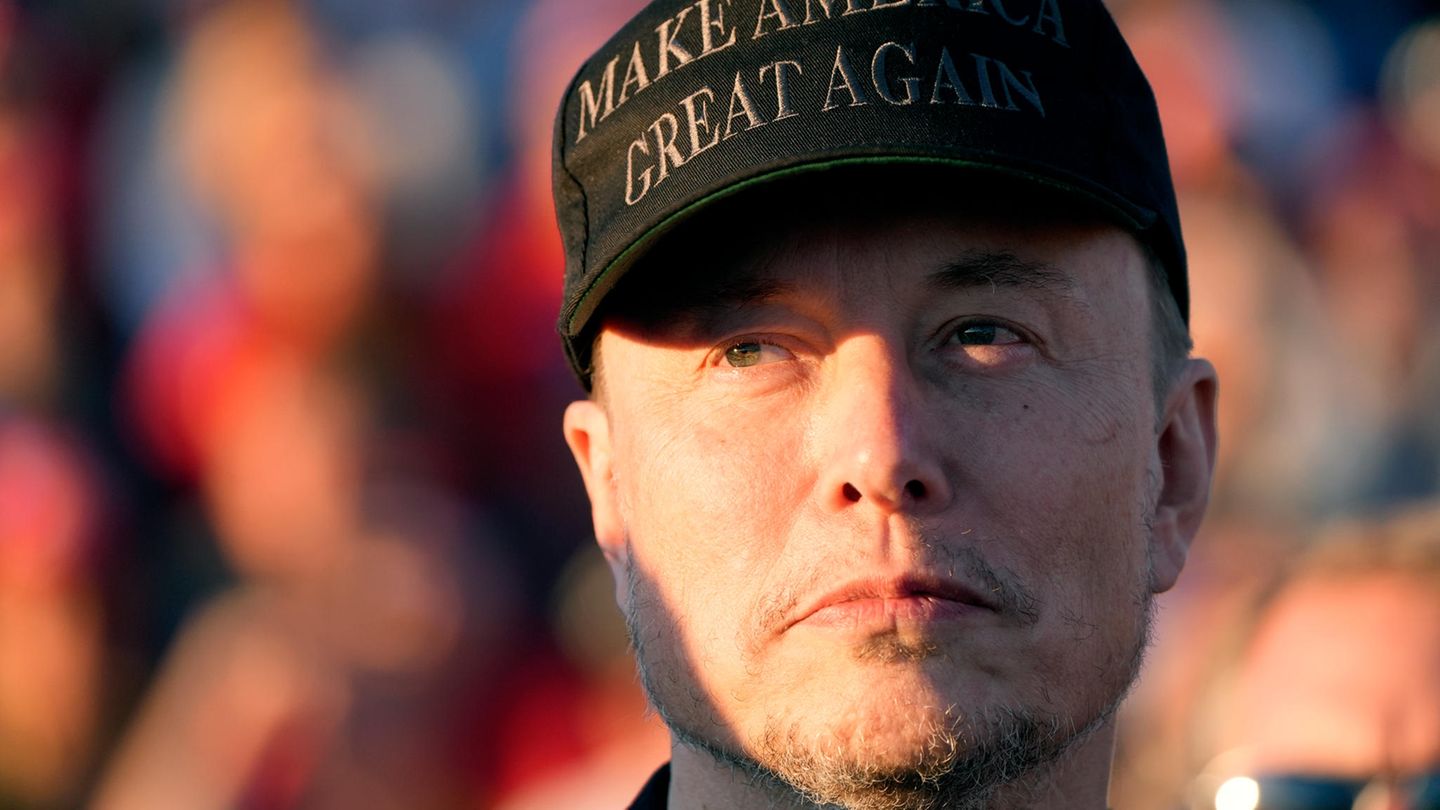 Elon Musk bei einer Wahlkampfveranstaltung Donald Trumps, den Alex Jones schon lange unterstützt