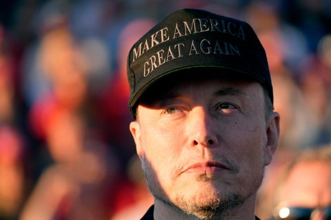 Elon Musk bei einer Wahlkampfveranstaltung Donald Trumps, den Alex Jones schon lange unterstützt