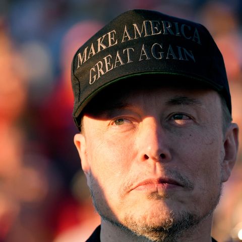 Elon Musk bei einer Wahlkampfveranstaltung Donald Trumps, den Alex Jones schon lange unterstützt