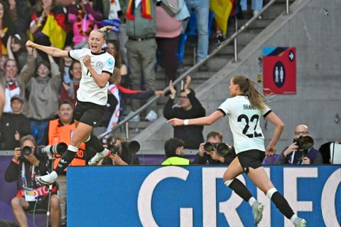Lea Schüller bejubelt ihren Treffer zum 2:1 für Deutschland gegen Dänemark