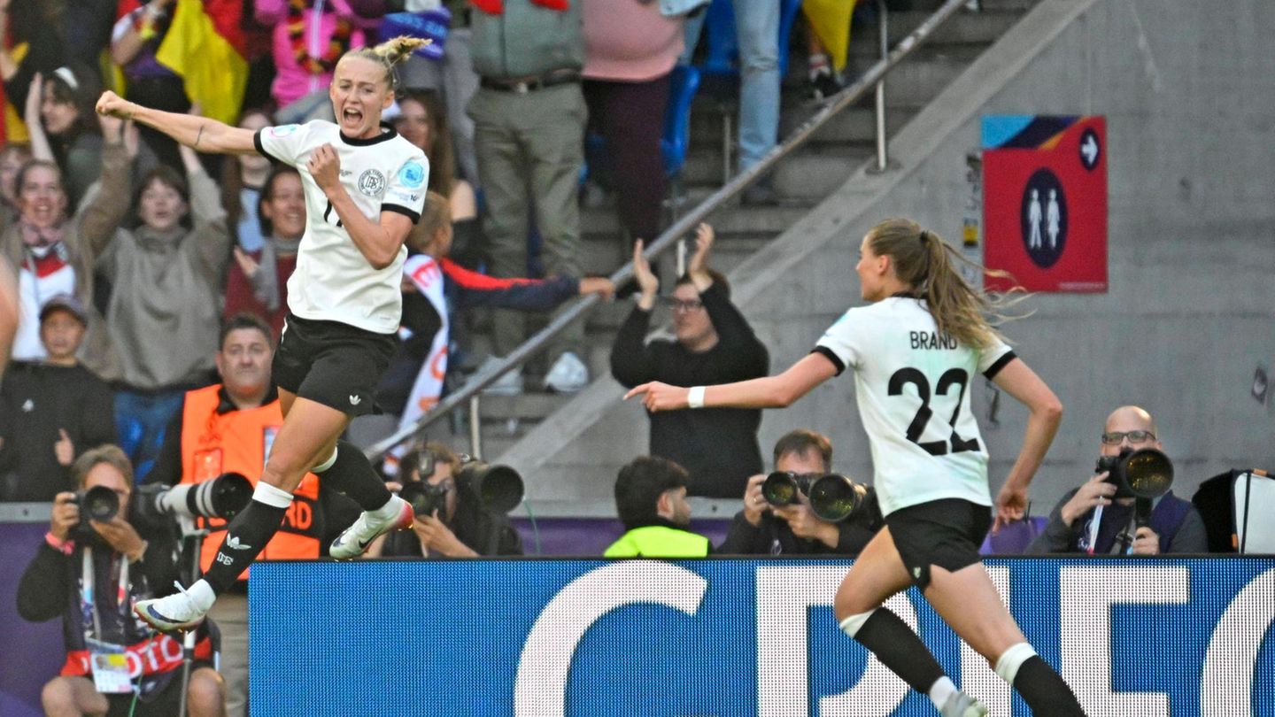 Lea Schüller bejubelt ihren Treffer zum 2:1 für Deutschland gegen Dänemark