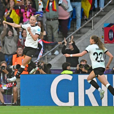 Lea Schüller bejubelt ihren Treffer zum 2:1 für Deutschland gegen Dänemark