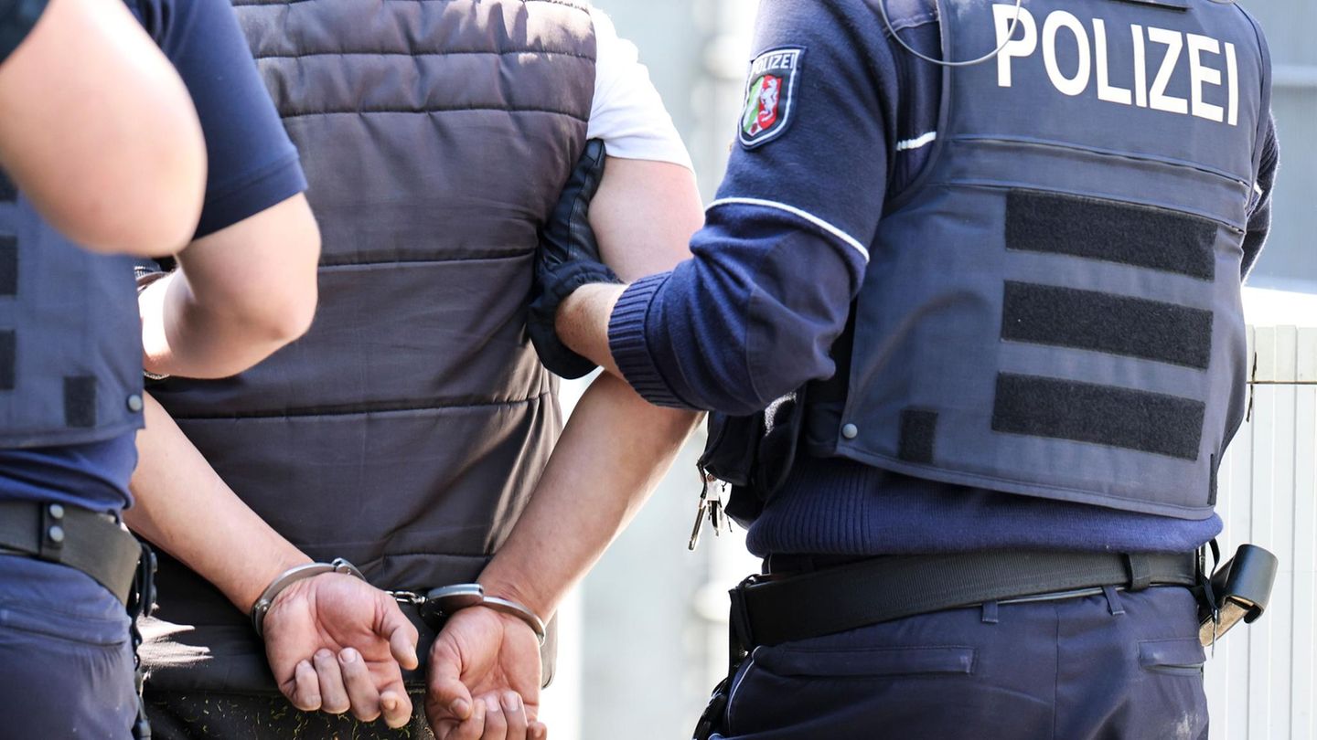 NR-Polizeibeamte führen eine Person ab (Symbolbild)