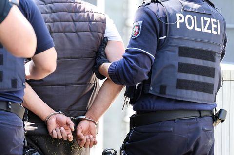 NR-Polizeibeamte führen eine Person ab (Symbolbild)