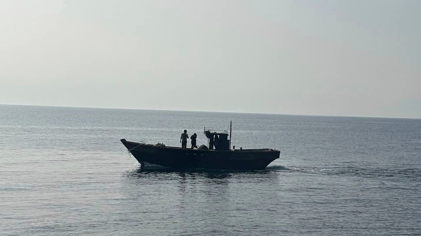 Die Fischer aus Nordkorea fahren mit ihrem Holzboot zurück in die Heimat