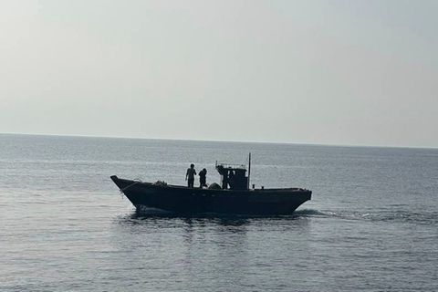 Die Fischer aus Nordkorea fahren mit ihrem Holzboot zurück in die Heimat