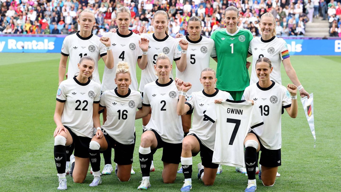Beim Teamfoto vor der Partie gegen Dänemark zeigen die Spielerinnen das Trikot von Giulia Gwinn