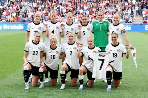 Beim Teamfoto vor der Partie gegen Dänemark zeigen die Spielerinnen das Trikot von Giulia Gwinn