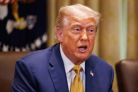 Nahaufnahme von US-Präsident Donald Trump am Kabinettstisch im Weißen Haus