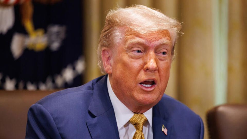 Trump ist "not happy" mit Putin: "Er tischt eine Menge Bullshit auf" Nahaufnahme von US-Präsident Donald Trump am Kabinettstisch im Weißen Haus