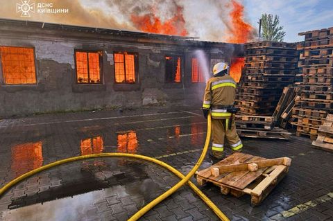 Ukraine unter Dauerfeuer: Ein Feuerwehrmann löscht einen Brand nach einem russischen Luftangriff in der Region Kiew