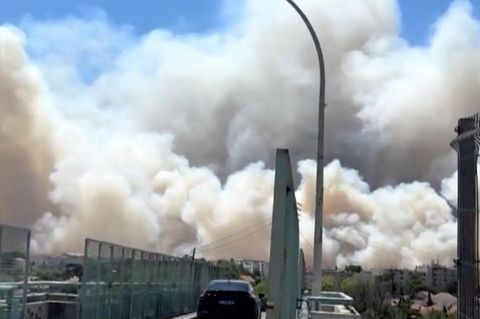 Dichte Rauchwaben ziehen über die französische Stadt Marseille