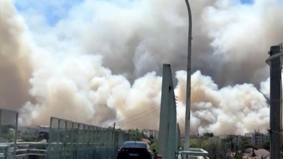 Dichte Rauchwaben ziehen über die französische Stadt Marseille